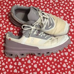 On Running Sneakers in Gray and Cream size 6 (37)